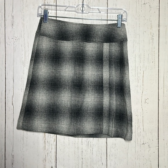 Ann Taylor Wool Nylon Gradient Grey Black Plaid Zip Up Mini Skirt Size 2 - Picture 1 of 4